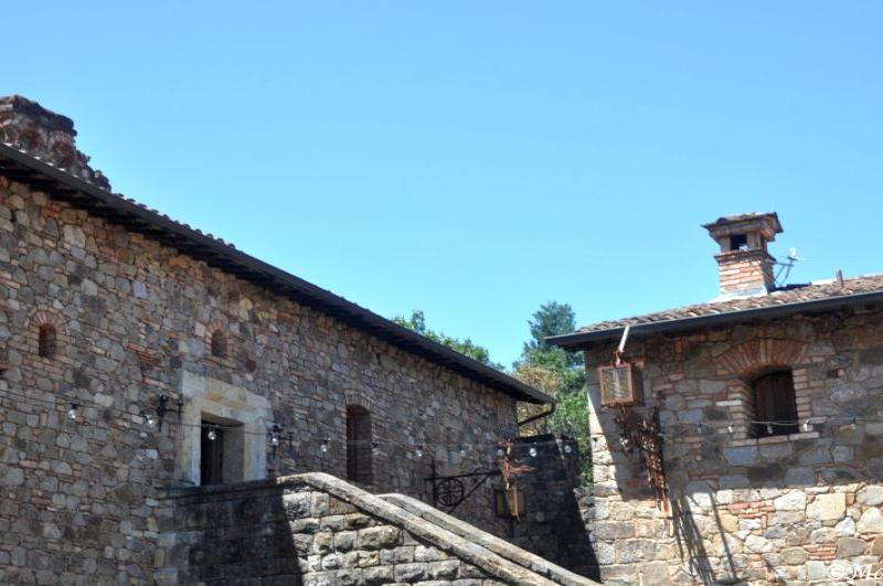 Castello Di Amorosa: каменные стены и кирпичные трубы под ясным небом